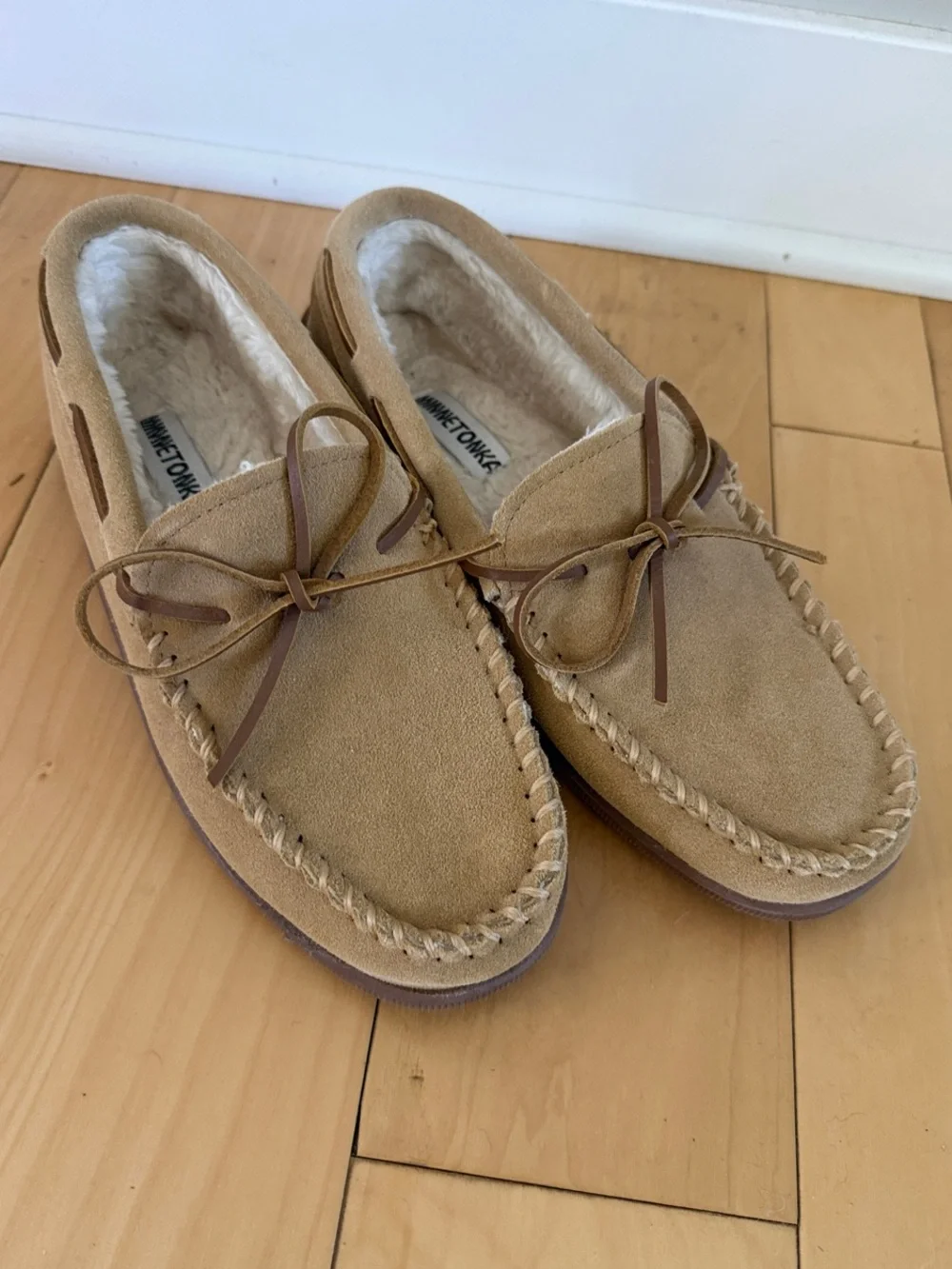 Minnetonka Men's Pile Lined Hardsole in tan